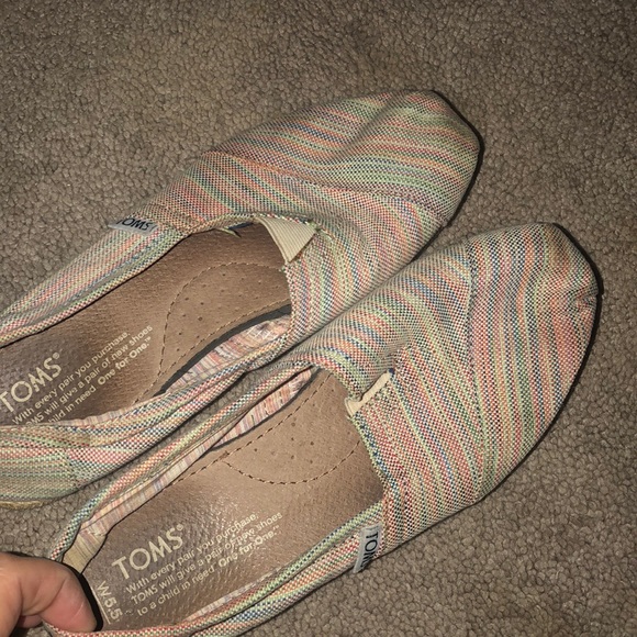 TOMS rainbow pattern size 6 - Picture 4 of 4